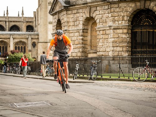 2018 Whyte Shoreditch urban commuter bike in street.jpg